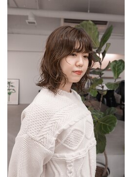 シカ(sica) 顔まわりにデザインを。パーマスタイル。