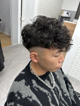 オムデュー(HOMME DEUX) 【AOI】2ブロック刈り上げフェードスペインカール