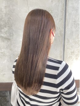 まっすぐなりすぎない、ナチュラルな縮毛矯正！気になるクセや広がりを抑えて自然な仕上がりに…♪