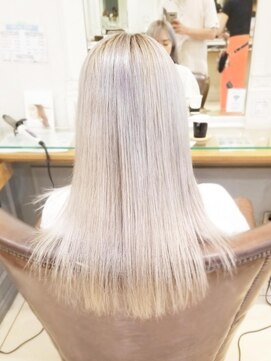 ネオリーブアイム 横浜西口店(Neolive aim) 派手髪好きな方にオススメ！ホワイトベージュ