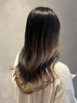 エスケープ トゥ ボナ(ESCAPE to bona.) グラデーションカラー×巻き髪ロング 透明感/くすみカラー