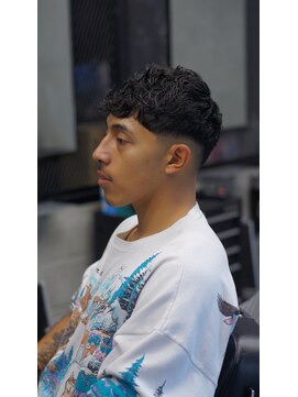 ワイズチョップガレージ(Y's CHOP GARAGE) スペインカール風　ミディアムドロップフェード