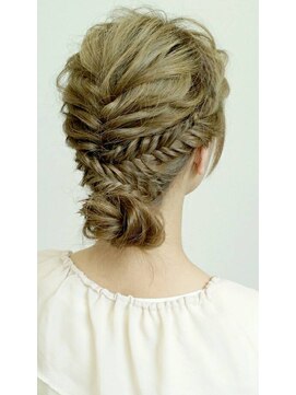 クラウン ヘアー(CLOWN hair) フィッシュボーンまとめ髪スタイル