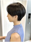 黒髪耳かけショート