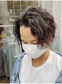 波巻きスパイラルパーマセンターパートコンマバンクツーブロック