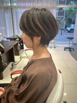 earthショートレイヤーボブミルクティー丸みショートボブ