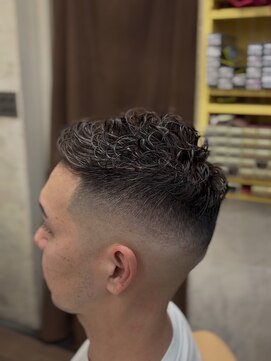 オアゾバーバー(OAZO BARBER) 緩めパーマとスキンフェード