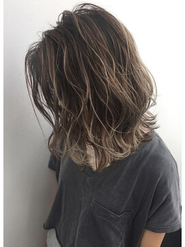 トルネード(TORNADO) 外国人風ボブ ハイライトバレイヤージュ グレージュ　白髪ぼかし