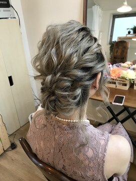 ロカット サロン(Roquat Salon) ハイトーンシニヨンアレンジ【ヘアアレンジ　立川/立川南/袴】