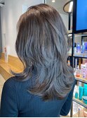 グレージュミディ_斜めバンググレージュカラー_ba440651