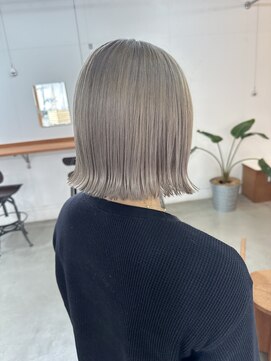 オー(OOO) ぱつっとボブ&ホワイトベージュ