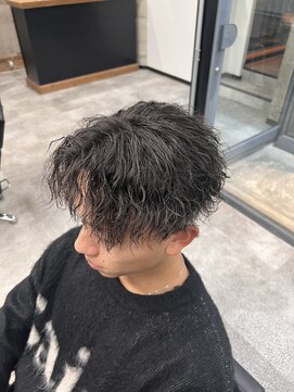 イーラ(era) メンズパーマ黒髪ツイストスパイラルセンターパート