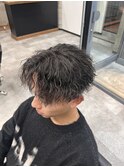 メンズパーマ黒髪ツイストスパイラルセンターパート