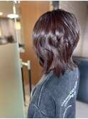 ローズブラウンの柔らかフェザーくびれミディ（髪質改善）