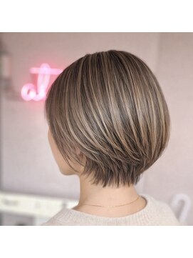 アットティー 金沢文庫(at tee...) 丸みショート/白髪ぼかしハイライト/40代/50代/60代/金沢八景
