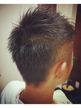 シックス ヘアー オノダ(Six HAIR ONODA) 大学生にも使えるツーブロショート