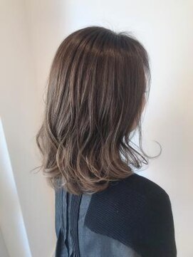 プリマ エメ(PRIMA aimer) 透明感グレージュ【束感あるミディアム】