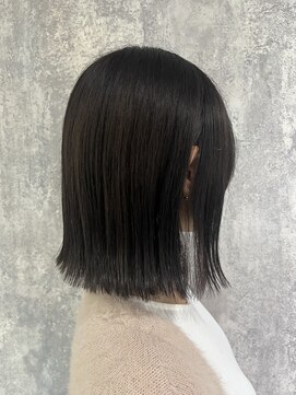 ジーナ 博多(Zina) 切りっぱなしミディアムヘア×アッシュグレージュ