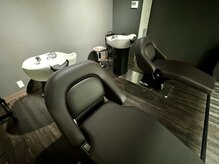 ファム(fam.)の雰囲気（落ち着いた空間に、フラットなシャンプー台。【白髪ぼかし】）