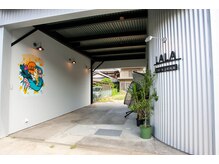 ララ(LALA)の雰囲気（店舗入り口＆駐車場です。反対側壁画アートを目印にご来店下さい）