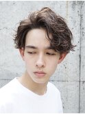 ツイストスパイラルパーマセンターパートフェザーパーマ刈り上げ