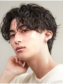 無造作スパイラルパーマ強めセンターパート
