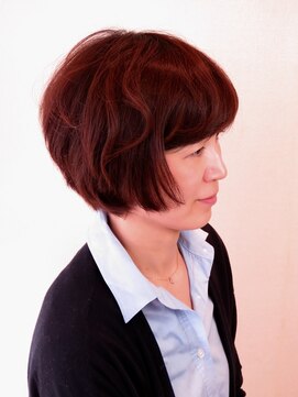 カット イン シルバー ショートスタイル