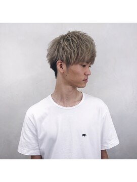 ジゼル(gisele) 刈り上げ束間マッシュ×パールベージュ