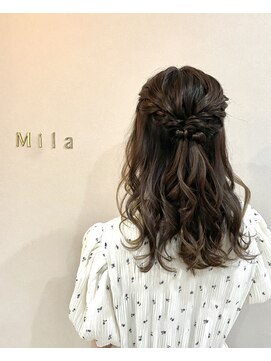 ミラ(Mila) どんなシーンでも万能!ミディアムハーフアップ!お呼ばれヘア
