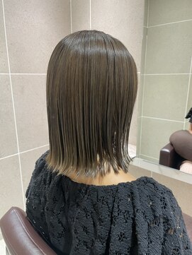 ツヤツヤモスグリーン