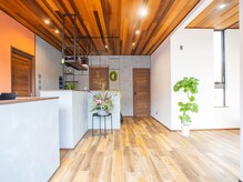 明るく、落ち着いた店内です