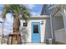 目印はヤシの木♪カリフォルニア風の外観が特徴です♪