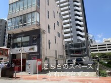 店舗ビル隣の敷地内で左右に2台分ずつ♪/那覇美容室/おもろまち/