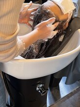 【酸熱トリートメント！】1人1人の髪質に合わせて配合を変えて調節します。