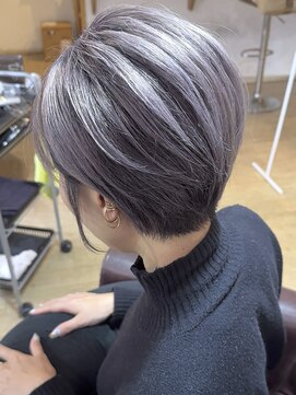 ブレイズヘアー(BLAZEhair) ショートボブ×脱白髪染めホワイトシャドールーツ×ブリーチ４回