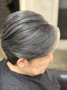 ディシェーレローブ(die Schere Lob) 白髪を活かしたインナーカラー(白髪ぼかし)