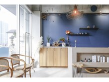 ソワカ(SOWACA)の雰囲気(藍色をキーカラーにした店内/ショート/ボブ/ハイライト/岡崎駅)