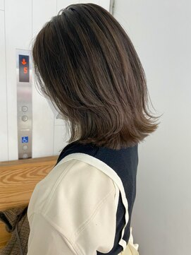 アイティーバイアルバム 下北沢店(IT by ALBUM) オリーブグレー_アースカラーくびれヘアツートンカラー_ba369401