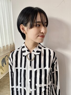 ヘアーアイストゥーレ(HAIR ICI TRE) 耳かけショートボブ アッシュブラウン ネオウルフ黒髪前髪あり