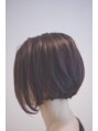 マホロ(MAHRO)&nbsp;顔周り前下がりの変形ボブです。