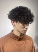 今20代メンズに人気の髪型波巻きツイストスパイラルマッシュ
