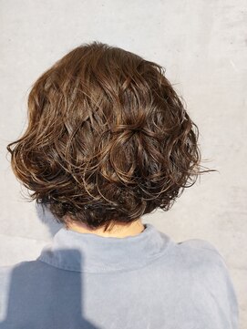 タエビスアリッサム(Taebis Alyssum) ショートボブパーマ(くるくるパーマ、秋冬スタイル、北習志野)