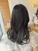 ビーチ(BEACH)&nbsp;ミントグレージュやわらかい透け感暗髪カラーミディアムレイヤー