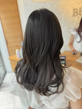 ビーチ(BEACH) ミントグレージュやわらかい透け感暗髪カラーミディアムレイヤー