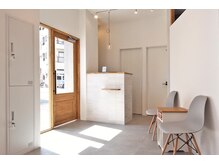 テン(ten.)の雰囲気（自然光が入るゆったり空間のプライベートサロン《ten．》）