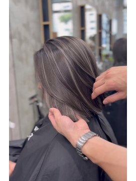 エッセンザ 梅田(ESSENZA) ハイライトバレイヤージュデザインカラー切りっぱなしボブ