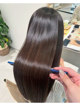 ファムバイアヴァンス(Femme by AVANCE.) 地毛風ショコラブラウン×極艶髪質改善ストレートダークアッシュ