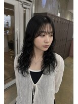 ユニオン(Union)&nbsp;黒髪ウェットパーマ×ミディアムレイヤーで韓国風シースルーバン