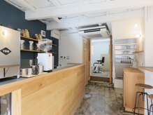 ジョージアンドジジ アドラーブルヘアサロン(Joji AND JiJi adrable hair salon)の雰囲気（1階coffeeの奥と2階は完全個室空間。待ち時間にカフェの注文も可）