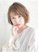 柔らかいベージュカラー ショートボブスタイル